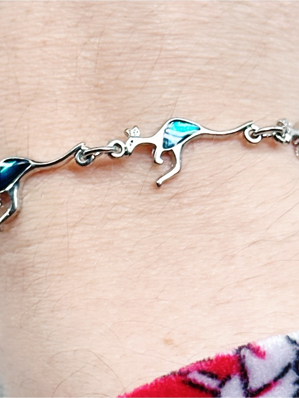 1400mc. Dainty Kangaroo Shell Bracelet Silvertone